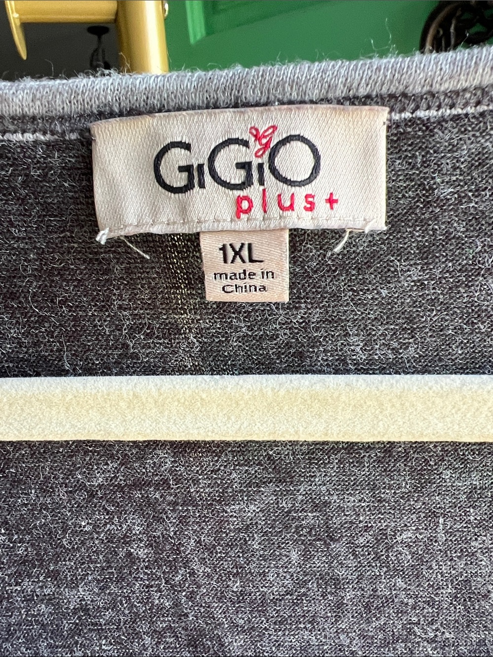 GiGiO plus Women's Charcoal Scoop-Neck Top with Leopard Trim. 🤩 Size 1x - Picture 2 of 5